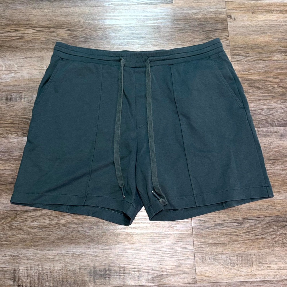 Murano Liquid Luxury Shorts Mens XL Dark Green Pintuck Seam Detail Drawstring
